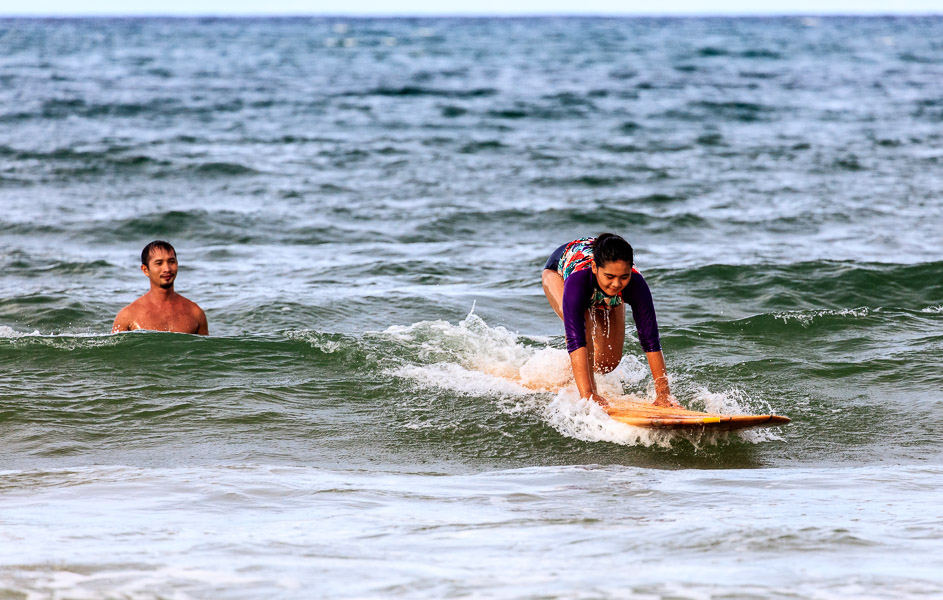 Mikee is being taught surf boarding by Andrew (Riza’s ex!!!)