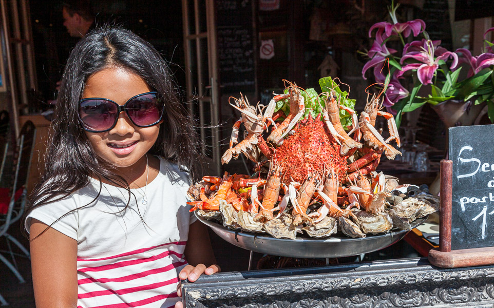 A restaurant is displaying its seafood