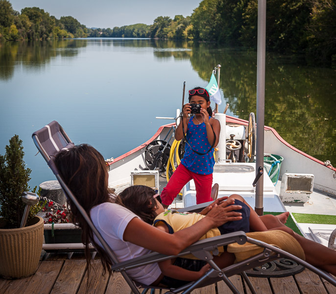 Mikee takes a photo aboard Easyvie – our peniche.