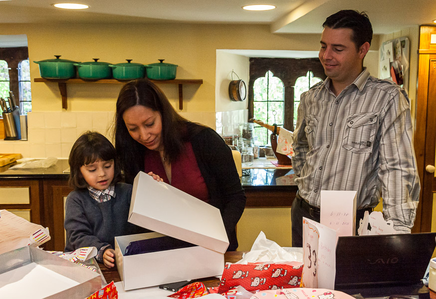 Eric helping Susanne opening her birthday gift