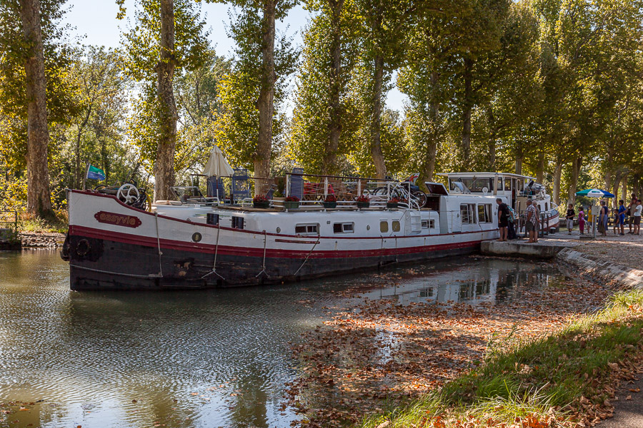 “Our” peniche awakened the curiosity of people around the canal