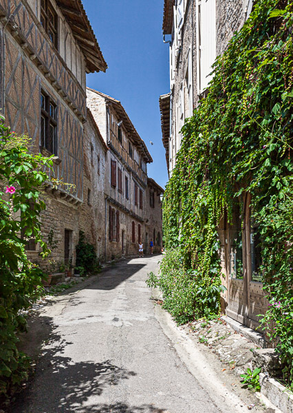 Buildings from the 14th century surround the road to the castle